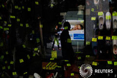 La inflación en España baja un 0,1 por ciento en octubre Personas reflejadas en la ventana de una tienda de zapatos en Madrid