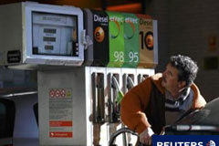 La inflación interanual sube 3 décimas en enero, al 3,3% Un conductor reposa en una gasolinera de Madrid el 21 de enero de 2011.