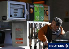 Un conductor reposa en una gasolinera de Madrid el 21 de enero de 2011.