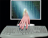 Una mano saliendo desde un ordenador para teclear en el teclado.