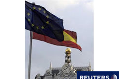 España, sorprendida por la rebaja antes del informe del BdE Unas banderas de la UnióA Europea y España ondean frente al edificio del Banco de España en el centro de Madrid el 28 de mayo de 2010.