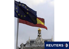 Unas banderas de la UnióA Europea y España ondean frente al edificio del Banco de España en el centro de Madrid el 28 de mayo de 2010.