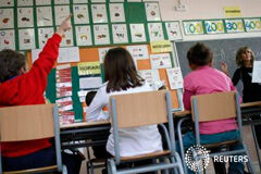 Los alumnos españoles vuelven a suspender matemáticas, lectura y ciencias Un alumno levanta la mano en una clase de una escuela pública en El Masnou, cerca de Barcelona, el 14 de diciembre de 2012