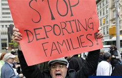 La ley de inmigración de Arizona moviliza a los hispanos un activista grita durante una manifestación contra la nueva ley de inmigración de Arizona en Nueva York, el 27 de abril de 2010.