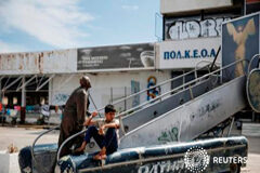 La Unión Europea propone un sistema para repartir a los refugiados Un niño sentado junto a una estatua en el aeropuerto en desuso de Hellenikon, donde se aloja temporalmente a inmigrnates, en Atenas, el 3 de mayo de 2016