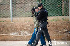 El Congreso aprueba la polémica Ley de Seguridad Ciudadana Un inmigrante escoltado por guardias civiles en Melilla es devuelto a Marruecos el 2 de diciembre de 2014