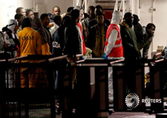 Imigrantes supervivientes llegan al puerto de Catania en un barco de los guardacostas, el 20 de abril de 2015