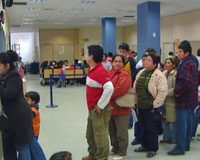 La Comunidad Valenciana publica un Proyecto de Ley que incluye el “compromiso de integración” para inmigrantes La Comunidad Valenciana publica un Proyecto de Ley que incluye el 'compromiso de integración' para inmigrantes. Inmigrantes haciendo cola