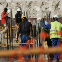 Inmigrantes trabajando en la construcción