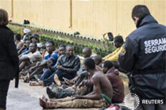 Unos cien inmigrantes entran en Melilla en un salto masivo en la frontera Unos cien inmigrantes entran en Melilla en un salto masivo en la frontera
