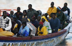 La Abogacía pide igual trato y coordinación en la recepción de migrantes tanto en rescates en el mar como en las llegadas a puerto inmigrantes en patera