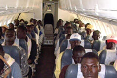 El Defensor del Pueblo reclama que los fiscales dicten el decreto de mayoría de edad antes de la devolución de un presunto menor extranjero Niños inmigrantes