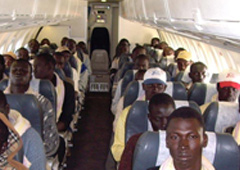 Un avión con inmigrantes