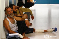 Italia rescata a 300 inmigrantes y envía patrullas de barcos y ‘drones’ Inmigrantes rescatados esperan en un pasillo para ser atendidos en un hospital en las afueras de La Valeta, el 12 de octubre de 2013