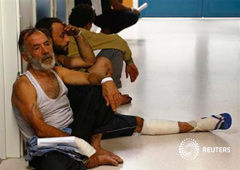 Inmigrantes rescatados esperan en un pasillo para ser atendidos en un hospital en las afueras de La Valeta, el 12 de octubre de 2013