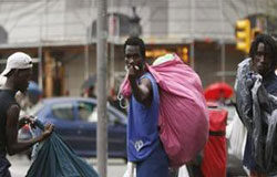 La Abogacía del Estado apoya el empadronamiento de «sin papeles» Inmigrantes en la calle