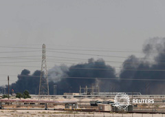 Humo después de un incendio en las instalaciones de Aramco en la ciudad oriental de Abqaiq, Arabia Saudita, el 14 de septiembre de 2019.