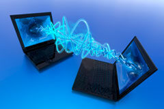 La Abogacía exige que la asistencia letrada al detenido se realice a través de medios telemáticos Dos portátiles enfrentados saliendo rayos de uno al otro.