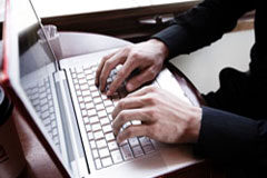 Y ahora, ¿qué hacemos con nuestras cookies? Unas manos tecleando en un ordenador