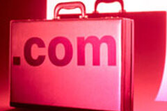 Un poco de PI Un maletín que muestra un letrero en el que pone ".com"