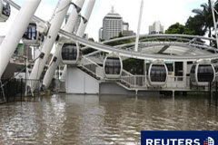 Las inundaciones en Australia inundan Brisbane; 67 desaparecidos La noria de Brisbane inundada, el 12 de enero de 2011.