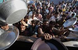 Las inundaciones dejan a más de 4 millones sin hogar en Pakistán La gente que huyó de las inundaciones pide comida en un campamento en Sukkur