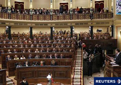 Rajoy (D) ofrece su discurso de investidura en el Congreso de los Diputaods en Madrid