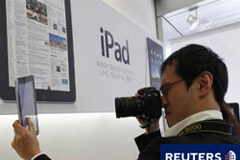 Las leyes entran en el iPhone y pronto estarán en iPad (I) Un hombre hace una foto de un iPad en una tienda de Apple en Tokio el 28 de mayo, fecha en la que empezó a venderse fuera de Estados Unidos. Japón es uno de los ocho países.
