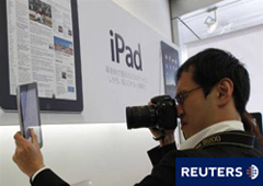 Un hombre hace una foto de un iPad en una tienda de Apple en Tokio el 28 de mayo, fecha en la que empezó a venderse fuera de Estados Unidos. Japón es uno de los ocho países.