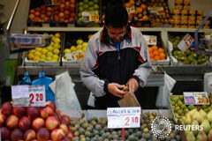 El IPC cae en abril al 1,4%, el nivel más bajo en 37 meses Un vendedor de frutas en un mercado de Madrid el 1 de septiembre de 2012