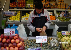 Un vendedor de frutas en un mercado de Madrid el 1 de septiembre de 2012