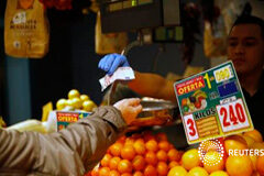 El INE confirma la ralentización de la caída de los precios en marzo Un mercado en el centro de Madrid en una fotografía del 13 de noviembre de 2014