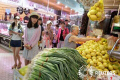 La inflación en España acelera su caída en septiembre Turistas en un mercado de Valencia, el 23 de julio de 2015