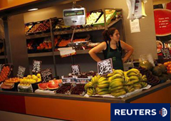 El índice general de precios de consumo (IPC) de España en su versión avanzada bajó tres décimas en junio hasta una tasa interanual del 3,2 por ciento, dijo el jueves el Instituto Nacional de Estadística. En la imagen, un puesto de frutas y verduras en un