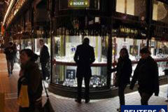 Irlanda presentará su plan fiscal la próxima semana Personas pasenado por una calle comercial.