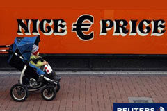 Irlanda no descarta un rescate, pero aún no ha solicitado ayuda Un carrito de niño pasa frente a una tienda de descuentos en el centro de Dublín, el 14 de noviembre de 2010.