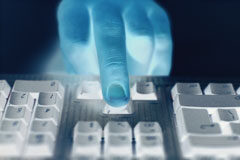 ¿Debería estar exenta en el IRPF la indemnización pactada por despido improcedente? Un dedo sobre un teclado