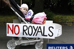 Hallada una bomba en Irlanda antes de la visita de Isabel II En la imagen del 16 de mayo se puede ver un carrito de un bebé con una cartel contra la visita real en el céntrico parque St Stephen"s Green de Dublín.
