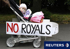 En la imagen del 16 de mayo se puede ver un carrito de un bebé con una cartel contra la visita real en el céntrico parque St Stephen