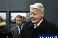 El «no» en Islandia amenaza con llevar el caso a los tribunales El presidente de Islandia, Olafur Ragnar Grimsson, habla a los medios en Reikiavik el 9 de abril de 2011.