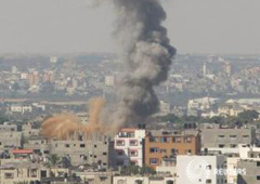 Una columna de humo tras un ataque israelí en Gaza, según la policía palestina, el 16 de julio de 2014