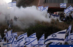 Obama pide utilizar la tragedia de la flotilla a favor de la paz un grupo de manifestantes ondean banderas israelíes durante una protesta pro-Israel frente a la embajada turca en Tel Aviv el 3 de junio de 2010.