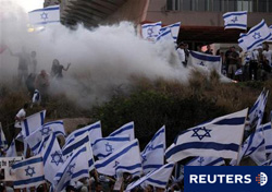 un grupo de manifestantes ondean banderas israelíes durante una protesta pro-Israel frente a la embajada turca en Tel Aviv el 3 de junio de 2010.