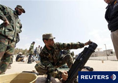 Un voluntario rebelde recibe entrenamiento en Bengasi, el 3 de abril de 2011.