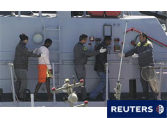 Varios refugiados del barco naufragado el 6 de abril en Lampedusa.