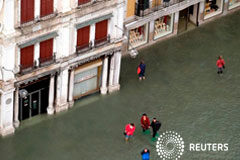 El temporal causa nueve muertos en Italia Gente caminando en una calle inundada de Venecia, el 29 de octubre de 2018