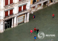 Gente caminando en una calle inundada de Venecia, el 29 de octubre de 2018 Gente caminando en una calle inundada de Venecia, el 29 de octubre de 2018