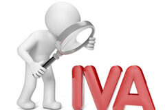 Propuesta de medidas a adoptar en el ámbito del IVA tras la crisis del COVID-19 Muñeco con lupa mirando las siglas IVA
