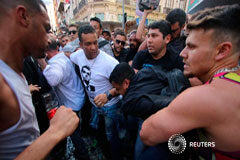 El candidato derechista brasileño, grave pero estable tras ser apuñalado Gente rodea al hombre que se sospecha que apuñaló al candidato de extrema derecha a la presidencia de Brasil Jair Bolsonaro, en Juiz de Fora, Brasil. 6 de septiembre de 2018