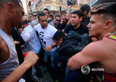 Gente rodea al hombre que se sospecha que apuñaló al candidato de extrema derecha a la presidencia de Brasil Jair Bolsonaro, en Juiz de Fora, Brasil. 6 de septiembre de 2018